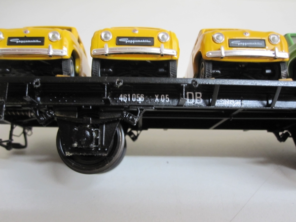 X05 Flachwagen aus Messing mit Autobeladung
