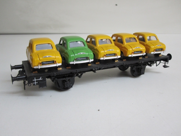 X05 Flachwagen aus Messing mit Autobeladung